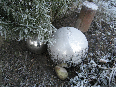 Dekokugeln auf der Kräuterspirale