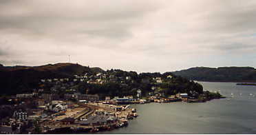 Blick vom MacCaig's Tower zum Fährpier