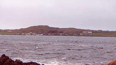 Blick auf Iona Village von Fionnphort Pier aus