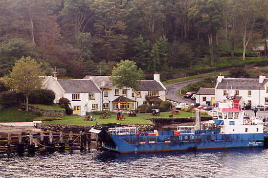 Port Askaig mit Hotel und der Fähre nach Jura