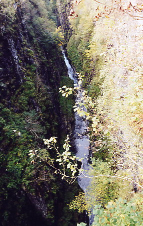 Corrieshalloch Gorge - Ausblicke von der Brücke aus