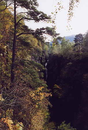 Corrieshalloch Gorge - Hängebrücke vom Aussichtspunkt aus