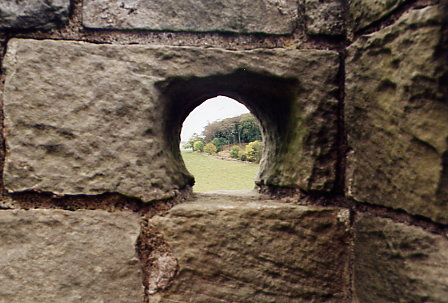 Scotstarvit Tower - Ausblick mit steinernem Rahmen
