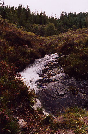 Mini-Wasserfall auf dem Weg zum großen (Inchree)