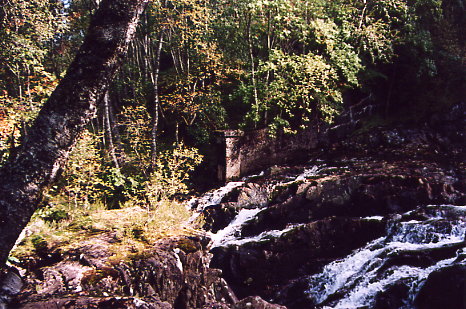 Kinlochleven Reservoir: Bach gespeist vom Überlauf