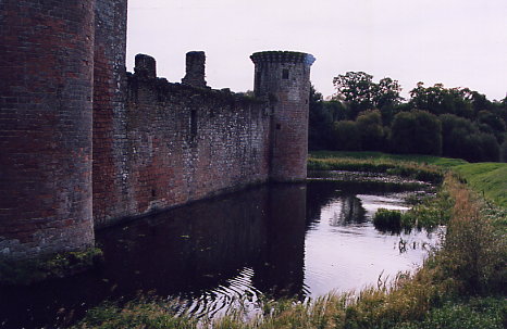 Caerlaverock Castle - Wassergraben von der Zugbrücke aus