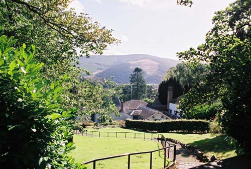 Blick von der Quellfassung zum Abfüllgebäude