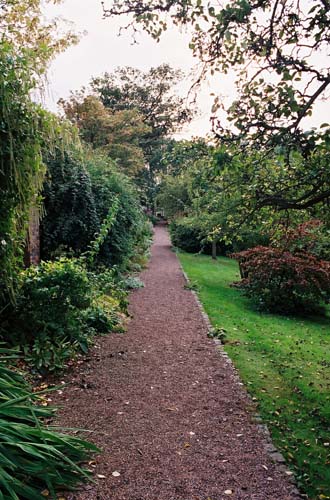 Blick entlang der unteren Gartenmauer