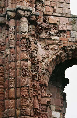 Lindisfarne: Ausgewaschener Sandstein am südlichem Querhaus