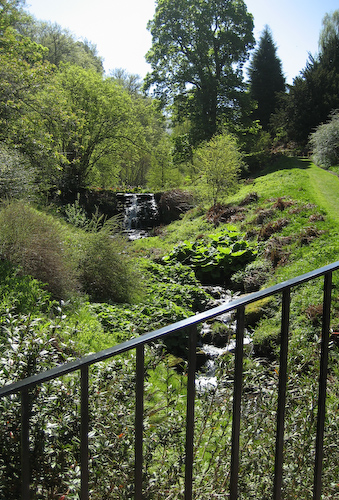 der Bach diente früher sogar der Stromgewinnung (Dawyck)